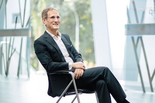 Portrait of Jochen Wirtz